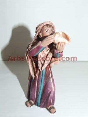 Niño tocando caracola