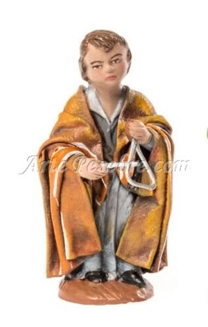 Niño de pie con triángulo