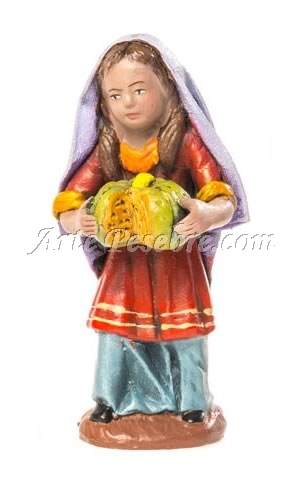 Niña de pie con calabaza