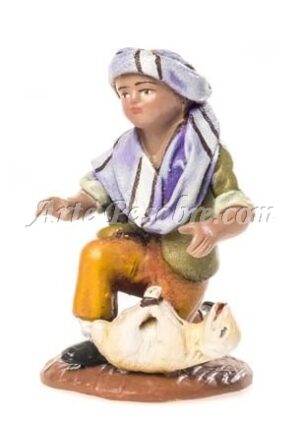 Niño arrodillado con cordero