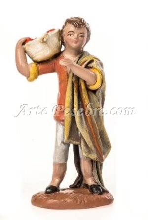 Niño de pie con cesto al hombro