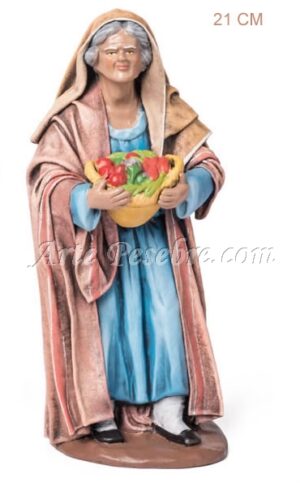 Pastora anciana con cesto en el pecho