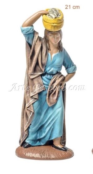 Pastora con cesta de pescado en la cabeza
