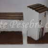 Casa blanca con cobertizo