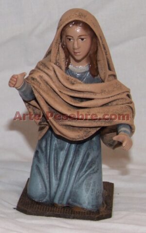 Pastora joven arrodillada con pechera