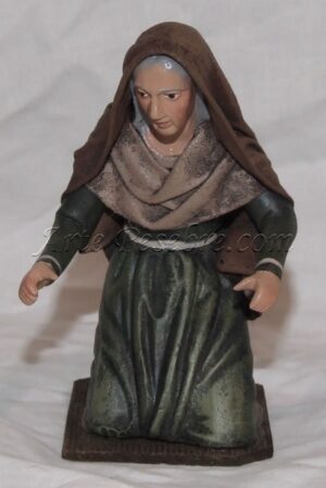 Pastora anciana arrodillada con pechera