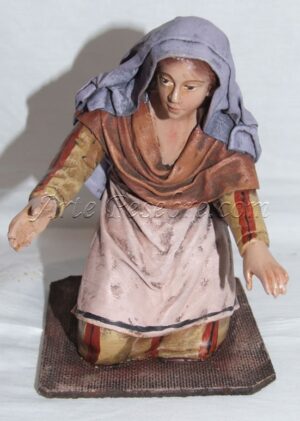 Pastora recolectando arrodillada