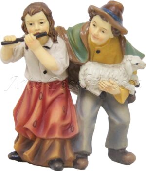 Pareja de niños con cordero