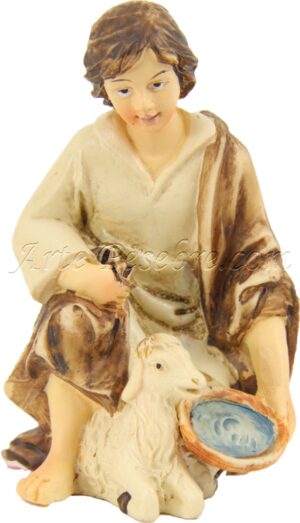 Niño arrodillado con cordero