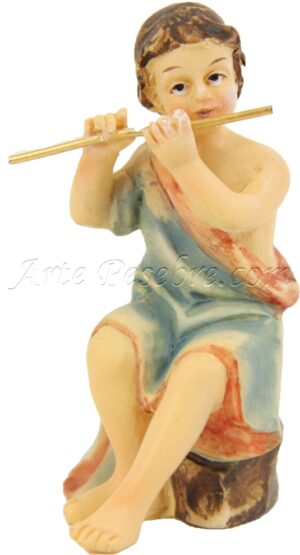 Niño sentado tocando la flauta