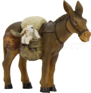 Mula cargando oveja