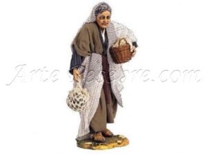 Anciana con cestos de comida