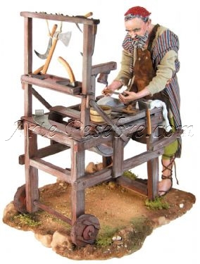 Pastor fabricando herramientas