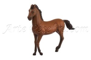 Caballo marrón trotando