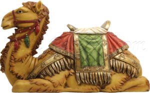 Camello tumbado con silla colorida