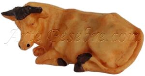 Buey tumbado marrón-rojizo